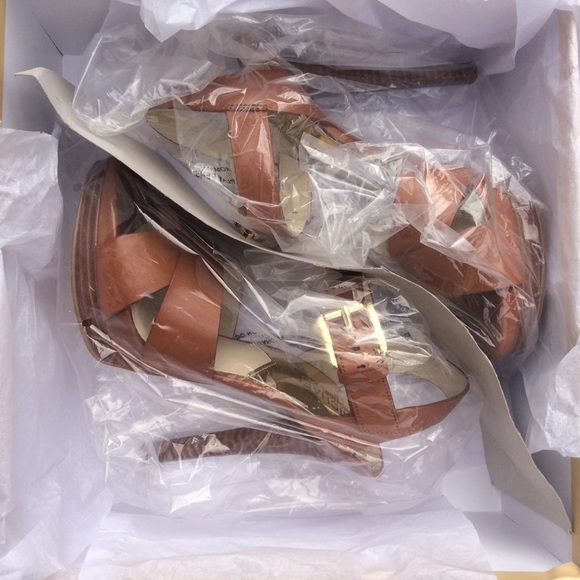 NIB Michael Kors Platform Heels - Picture 2 of 6